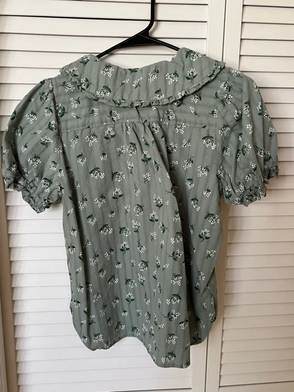 Ecowish Sage Green Floral Puff-Sleeve Button Front Blouse - Picture 5 of 16